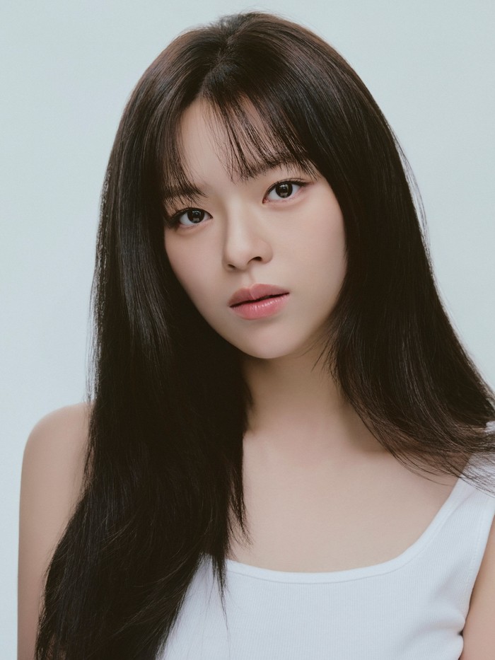 Mengawali kariernya sebagai idol sekaligus aktris, VARO Entertainment merilis potret profil terbaru Jeongyeon. Dalam profil ini, Jeongyeon memukau publik dengan rambut panjangnya yang tergerai./ Foto: instagram.com/varoent_official