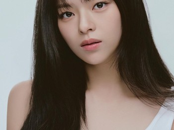 Mengawali kariernya sebagai idol sekaligus aktris, VARO Entertainment merilis potret profil terbaru Jeongyeon. Dalam profil ini, Jeongyeon memukau publik dengan rambut panjangnya yang tergerai./ Foto: instagram.com/varoent_official