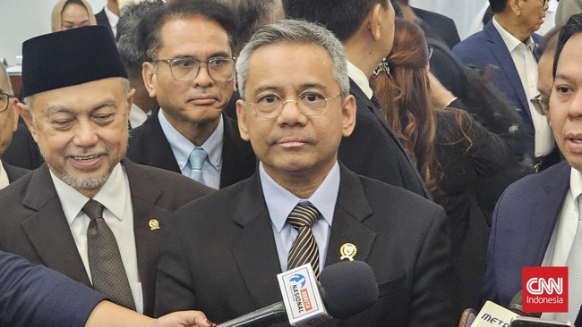 Suahasil Nazara menghadiri rapat perdana sebagai Menteri Keuangan (Menkeu) di Kompleks Parlemen, Senayan, Jakarta, Rabu (16/9).