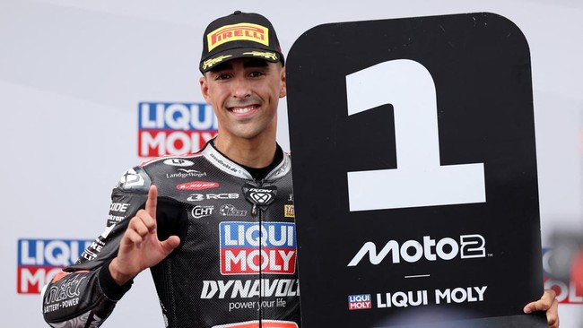 Liqui Moly Dynavolt Intact GP team's Australian Moto2 rider Senna Agius celebrates victory in the Moto2 race at the MotoGP Australian Grand Prix on Philip Island on October 19, 2025. (Photo by Martin KEEP / AFP) / --IMAGE RESTRICTED TO EDITORIAL USE 