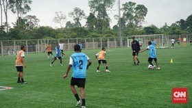 Suasana latihan Papua Football Academy. (CNNIndonesia.com/Haryanto Tri Wibowo)
