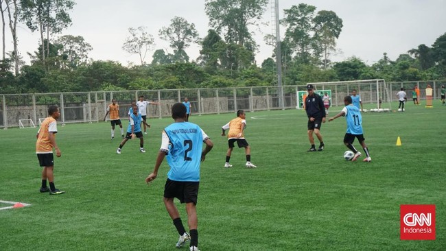 Suasana latihan Papua Football Academy. (CNNIndonesia.com/Haryanto Tri Wibowo)