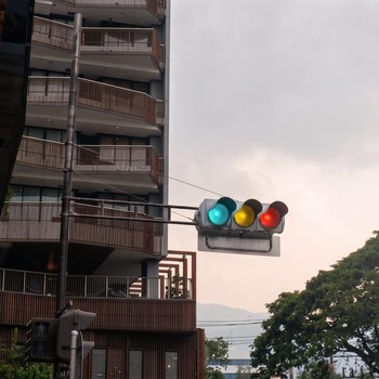 Bukan Warna Hijau, Ini Alasan Lampu Lalu Lintas di Jepang Berwarna Biru