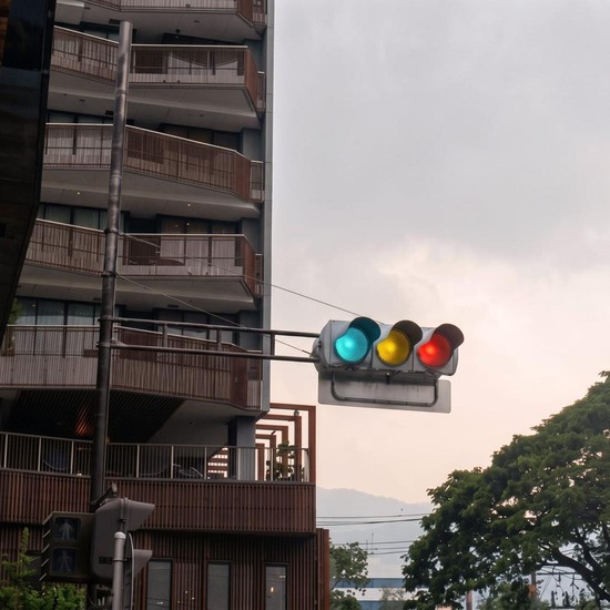 Bukan Warna Hijau, Ini Alasan Lampu Lalu Lintas di Jepang Berwarna Biru