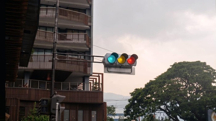 Bukan Warna Hijau, Ini Alasan Lampu Lalu Lintas di Jepang Berwarna Biru