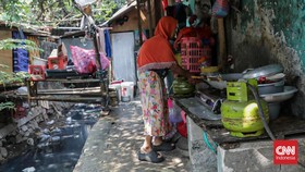 Sejumlah warga menggunakan tabung LPG 3 kilogram di pangkalan gas Pasar Rebo, Jakarta Timur, Rabu (16/9). (CNN Indonesia/Febria Adha L)