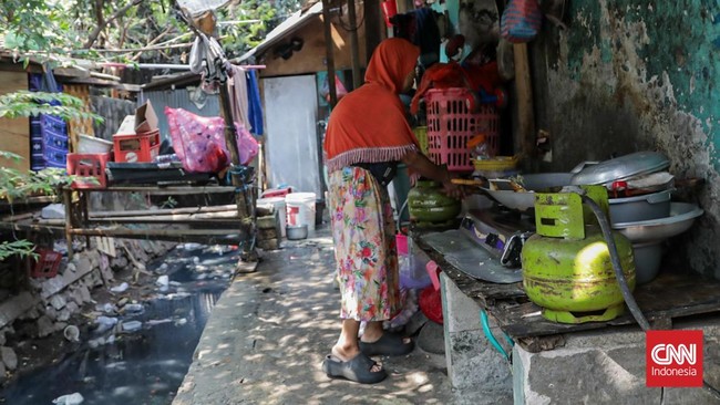 Sejumlah warga menggunakan tabung LPG 3 kilogram di pangkalan gas Pasar Rebo, Jakarta Timur, Rabu (16/9). (CNN Indonesia/Febria Adha L)