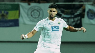 Update Eksklusif Olahraga CNN : Bintang Persib Julio Cesar Ditarik usai Benturan Keras Menit ke-51