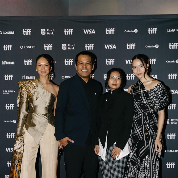 <p>Usut punya usut, Putri tidak datang sendiri. Ia turut menghadiri festival tersebut bersama lawan mainnya dalam film <em>Empat Musim Pertiwi,</em> Hana Malasan, serta sutradara Kamila Andini dan Ifa Isfansyah. &ldquo;<em>Empat Musim Pertiwi</em> untuk Toronto International Film Festival <em>@tiff_net</em> bahagia sekali,&rdquo; tulis Putri, dikutip dari laman Instagram <em>@putrimarino,</em> Rabu (16/9/2026). (Foto: Instagram @putrimarino)</p>