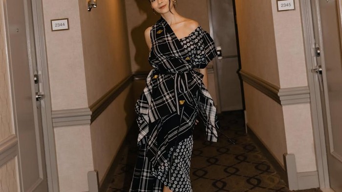 Putri Marino tampil dalam balutan busana hitam bermotif plaid yang memberikan kesan edgy sekaligus feminin. Detail off-shoulder, siluet fitted, dan potongan kain menjuntai membuat penampilannya terlihat unik dan statement./ Foto: instagram.com/putrimarino