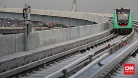 Sejumlah penumpang menggunakan LRT Jakarta lintas ManggaraiKelapa Gading yang baru diresmikan di Jakarta, Rabu (16/9). (CNN Indonesia/Febria Adha L).