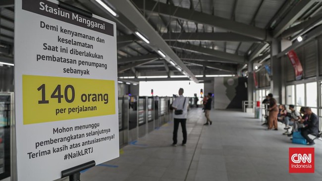 Sejumlah penumpang menggunakan LRT Jakarta lintas ManggaraiKelapa Gading yang baru diresmikan di Jakarta, Rabu (16/9). (CNN Indonesia/Febria Adha L).