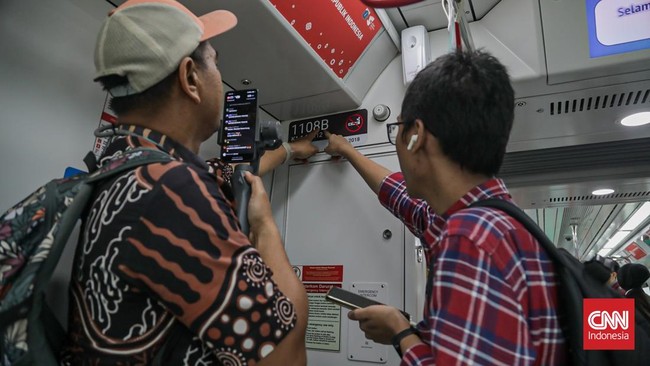 Sejumlah penumpang menggunakan LRT Jakarta lintas ManggaraiKelapa Gading yang baru diresmikan di Jakarta, Rabu (16/9). (CNN Indonesia/Febria Adha L).