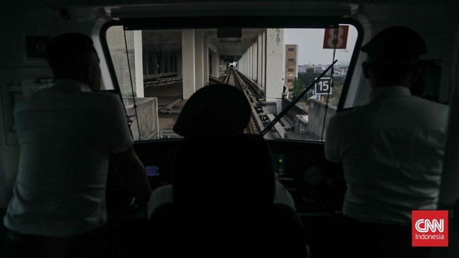 Sejumlah penumpang menggunakan LRT Jakarta lintas ManggaraiKelapa Gading yang baru diresmikan di Jakarta, Rabu (16/9). (CNN Indonesia/Febria Adha L).