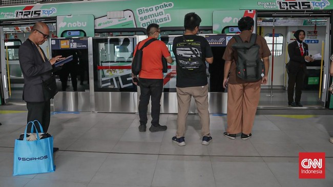 ejumlah penumpang menggunakan LRT Jakarta lintas ManggaraiKelapa Gading yang baru diresmikan di Jakarta, Rabu (16/9). (CNN Indonesia/Febria Adha L).