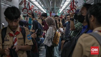 ejumlah penumpang menggunakan LRT Jakarta lintas ManggaraiKelapa Gading yang baru diresmikan di Jakarta, Rabu (16/9). (CNN Indonesia/Febria Adha L).