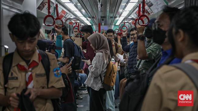 ejumlah penumpang menggunakan LRT Jakarta lintas ManggaraiKelapa Gading yang baru diresmikan di Jakarta, Rabu (16/9). (CNN Indonesia/Febria Adha L).