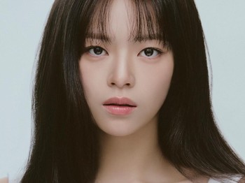 Setelah berkarya di bawah naungan JYP Entertainment selama 11 tahun, Jeongyeon memutuskan untuk hengkang dan resmi bergabung dengan VARO Entertainment pada Agustus 2026./ Foto: instagram.com/varoent_official