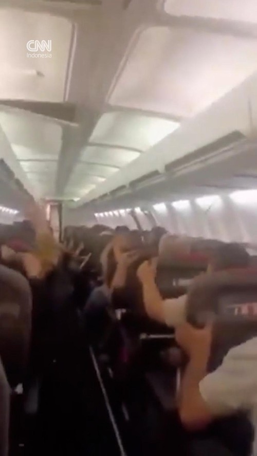 thumbnail video pesawat boeing