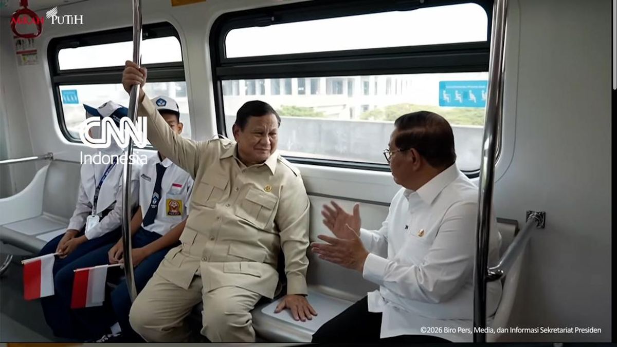 Momen Prabowo dan Pramono Anung Naik LRT Kelapa Gading-Manggarai