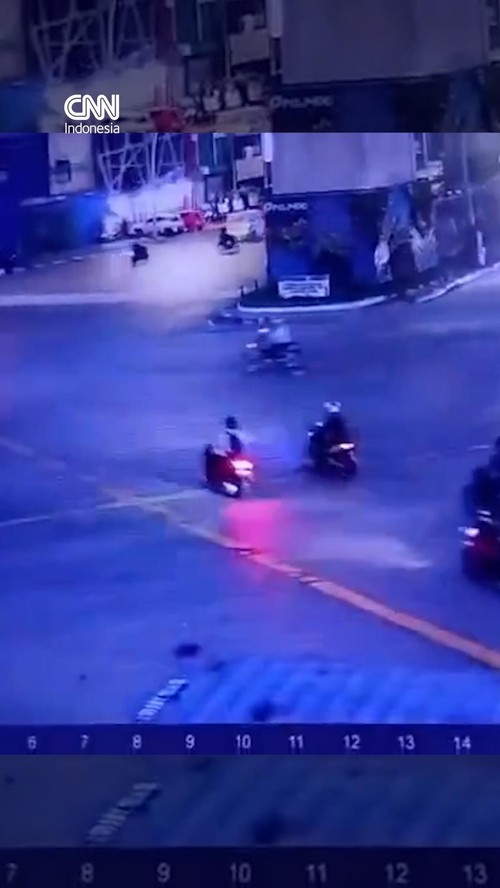 Seorang pengendara motor tewas di tempat usai tertabrak truk di Jakarta Utara pada Selasa (15/9).