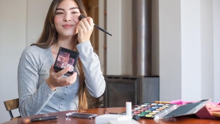 7 Tips Agar Makeup Tidak Mudah Luntur di Musim Panas