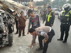 Truk Tabrak Mobil Parkir hingga Bengkel di Puncak Bogor, Diduga Rem Blong