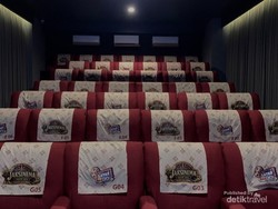 Unik, Bioskop Mini Nyempil di dalam Pasar Rumput Jakarta