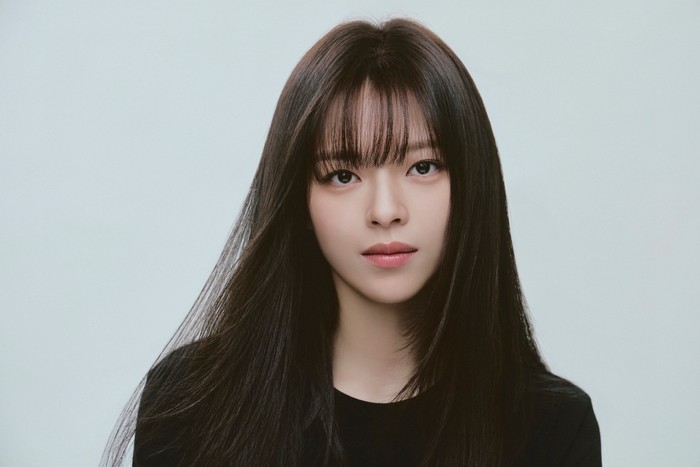 Yu Jeong Yeon atau akrab dipanggil dengan nama panggung Jeongyeon dikenal luas sebagai salah satu member grup TWICE yang debut pada 2015 silam./ Foto: instagram.com/varoent_official