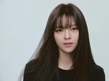 Yu Jeong Yeon atau akrab dipanggil dengan nama panggung Jeongyeon dikenal luas sebagai salah satu member grup TWICE yang debut pada 2015 silam./ Foto: instagram.com/varoent_official