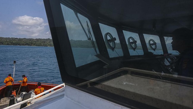 Personel Basarnas menurunkan jangkar dari atas KN SAR 247 Tetuka saat operasi pencarian kapal cepat beserta rombongan jurnalis yang hilang kontak di Perairan Selat Sunda, sekitar kawasan Taman Nasional Ujung Kulon (TNUK),Pandeglang, Banten, Kamis (17