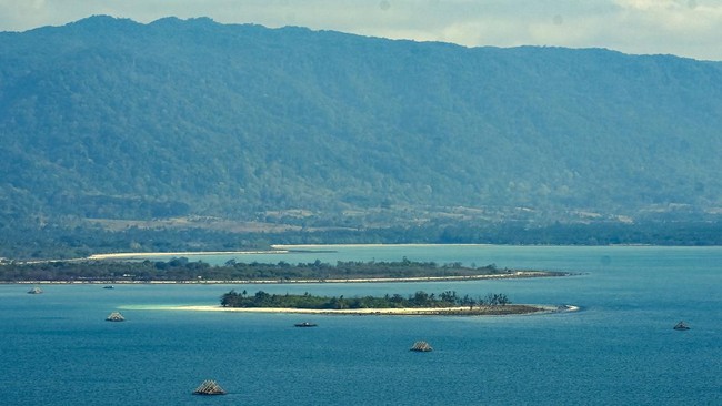 Foto udara pesisir Banten saat helikopter Dauphin HR 4606 Basarnas melakukan pencarian lima jurnalis dan tiga awak kapal yang hilang kontak di perairan Selat Sunda pada hari kesepuluh, Banten, Kamis (17/9/2026). Operasi SAR terhadap rombongan jurnali