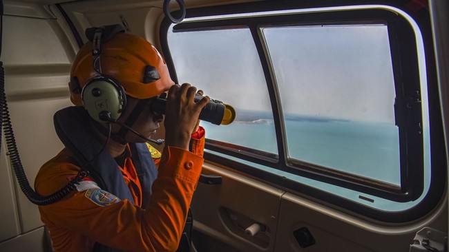 Personel Basarnas menggunakan helikopter Dauphin HR 4606 untuk melakukan pengamatan dalam operasi pencarian melalui jalur udara terhadap lima jurnalis dan tiga awak kapal yang hilang kontak pada hari kesepuluh di perairan Selat Sunda, Banten, Kamis (
