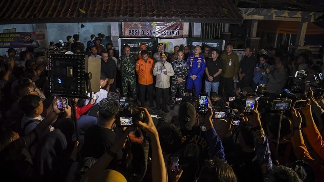 Gubernur Banten Andra Soni (tengah) memberikan keterangan terkait operasi SAR pencarian jurnalis dan awak kapal yang hilang kontak di Carita, Pandeglang, Banten, Kamis (17/9/2026). Tim SAR gabungan resmi menghentikan operasi pencarian dan pertolongan