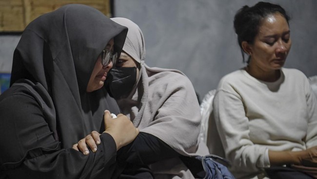 Istri jurnalis ANTARA yang hilang kontak, M Bagus Khoirunas, Desi Purnama Sari (kiri); istri jurnalis Merdeka.com, Arie Basuki, Yanti (tengah); dan istri jurnalis iNews, Yudistiro Pranoto, Rodiah Nasution (kanan), menangis usai pertemuan dengan tim S