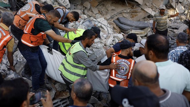 20 Orang Tewas Tertimbun Bangunan Runtuh di Gaza