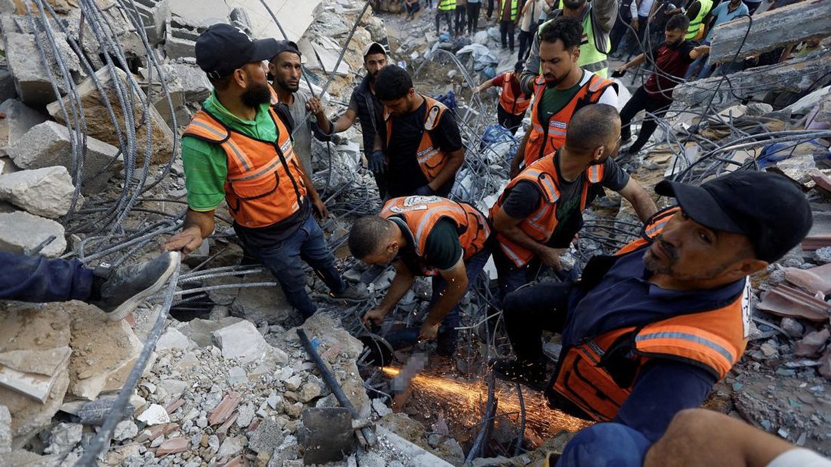FOTO: 20 Orang Tewas Tertimbun Bangunan Runtuh di Gaza