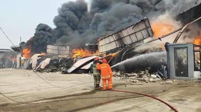 28 Gudang di Kosambi Kebakaran, Kerugian Ditaksir Rp80 Miliar