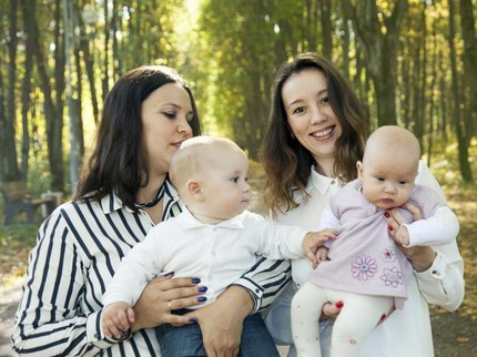 Bersahabat, Dua Bunda Ini pun Menyusui Bayi Satu Sama Lain, Amankah?