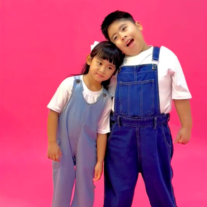 <p>Di foto lainnya, Moana dan Sulaiman tampak mengenakan kaus putih dan denim <em>overalls</em> berwarna biru. Keduanya tak hanya berpose di depan kamera, tapi juga mencoba beberapa gerakan tarian yang menggemaskan. "Lucu bangett sihhh vlog nyaa gemess," tulis akun @rach. "Lucu banget sihhh adik&sup2; online ku," ungkap @pri***. (Foto: Instagram @aramoanadaily)</p>
