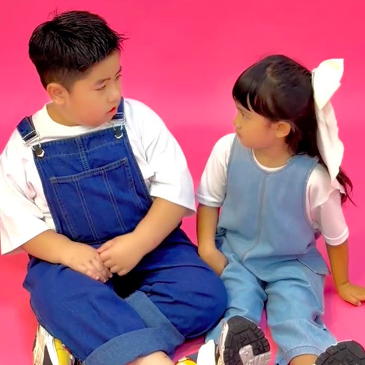 <p>Moana dan Sulaiman ternyata sering disebut sebagai <em>Tom and Jerry</em> karena terkadang akur, namun juga sering bertengkar karena sesuatu yang sepele. Momen <em>Tom and Jerry</em> ini juga terlihat saat <em>photoshot</em> bersama. Keduanya sempat berselisih untuk berpose di depan kamera. (Foto: Instagram @aramoanadaily)</p>