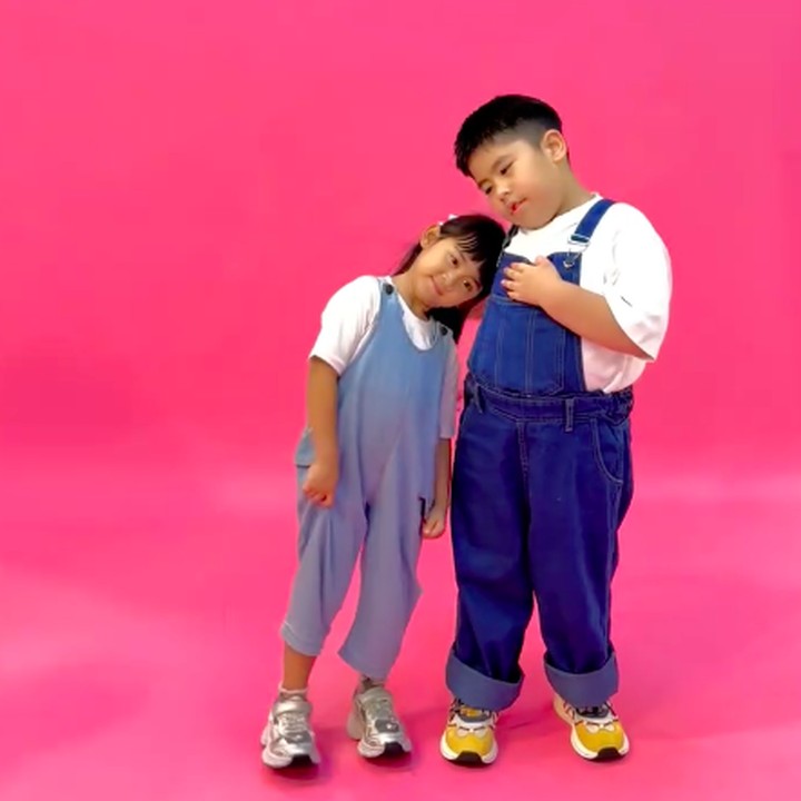 <p>Saudara artis Ria Ricis dan Oki Setiana Dewi dikenal sangat dekat, Bunda. Kedekatan keduanya juga sering terlihat dari momen kebersamaan yang dihabiskan bersama keluarga. Anak dari Ria Ricis, Moana, juga dikenal dekat dengan saudara sepupunya Sulaiman, yang merupakan anak bungsu Oki. (Foto: Instagram @aramoanadaily)</p>