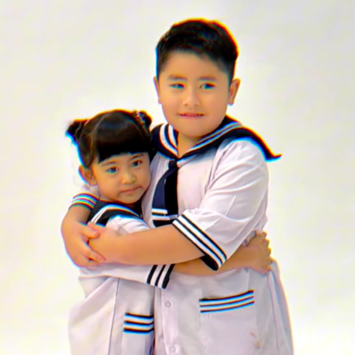 <p>Dalam berbagai vlog yang dibagikan Ricis, sang anak seringkali tidak akur dengan Sulaiman. Namun, dalam <em>photoshot</em>&nbsp;kali ini, Moana dan Sulaiman kompak mengenakan pakaian seragam sekolah anak, dengan model ala Jepang atau sering disebut baju model pelaut. Keduanya terlihat luwes berpose di depan kamera. (Foto: Instagram @aramoanadaily)</p>