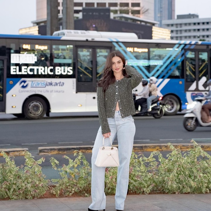<p>Dalam foto-foto yang dibagikan, Anne Curtis tampil casual mengenakan baju kardigan rajut berpanyet warna abu-abu gelap. Bintang film <em>No Other Woman</em> ini menyempurnakan <em>fashion</em>-nya dengan celana<em> jeans light blue</em> dan tas berwarna putih. Di belakangnya, nampak bus Trans Jakarta yang menggambarkan khas nuansa ibukota. (Foto: Instagram @annecurtissmith)</p>