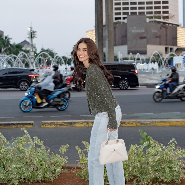 <p>Unggahan Anne Curtis ini banyak mendapat respons dari penggemar dan netizen Tanah Air. Banyak di antaranya menyarankan Anne untuk mencicipi masakan Indonesia selama kunjungan ke Jakarta. "Selamat datang di Jakarta Ann, kamu mesti mencoba Gado-gado, sate, nasi goreng," tulis akun @al***. "Senang bertemu kamu di Jakarta.. Cobalah ketoprak atau jajanan kaki lima viral di Blok M," ungkap @am***. (Foto: Instagram @annecurtissmith)</p>
