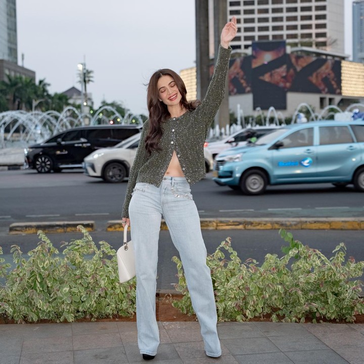 <p>Saat di Jakarta, Anne Curtis menyempatkan diri untuk berkunjung ke Bunderan HI. Perempuan 41 tahun ini berpose di dekat Monumen Selamat Datang atau yang sering disebut sebagai Patung Selamat Datang. Suasana ramainya kota Jakarta menjadi latar dari foto ini. (Foto: Instagram @annecurtissmith)</p>