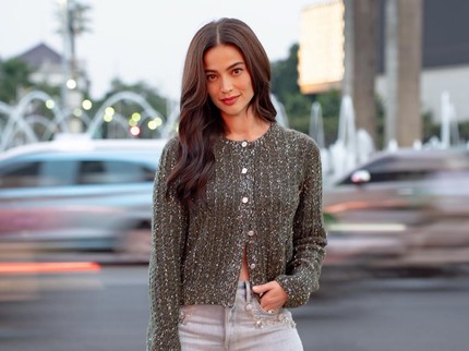 Tiba di Jakarta, Anne Curtis Sempatkan Foto di Bundaran HI Berlatar TransJakarta