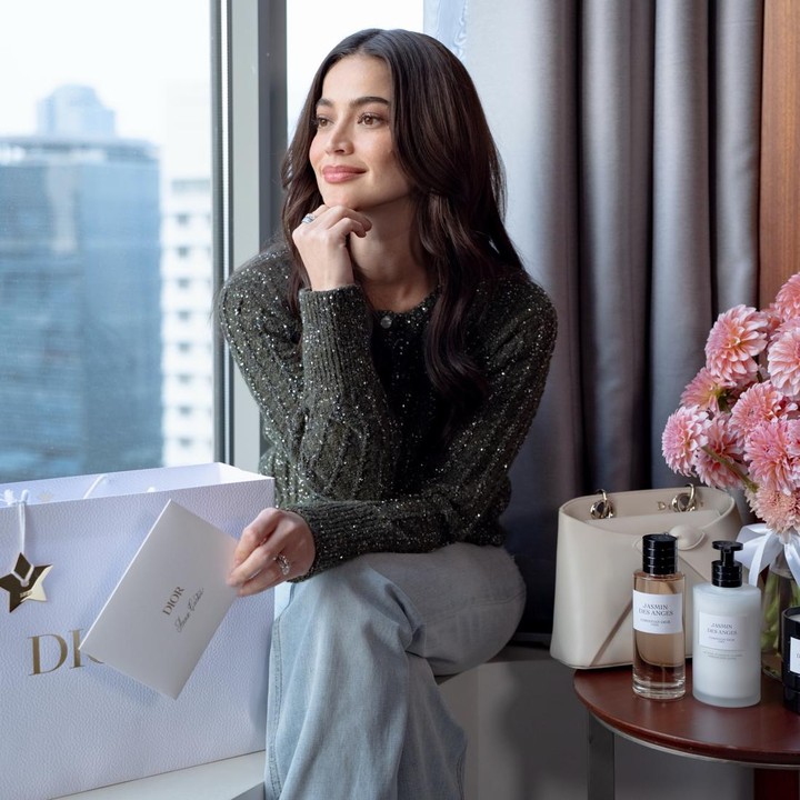 <p>Aktris cantik asal Filipina Anne Curtis baru-baru ini berkunjung ke Jakarta, Bunda. Anne Curtis diundang untuk menghadiri acara pembukaan toko merek mode dan kecantikan mewah di kawasan Jakarta Pusat. (Foto: Instagram @annecurtissmith)</p>