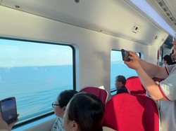 Video: Berebut Naik Kereta Lintas Laut Pertama demi Lihat Seaview Ciamik