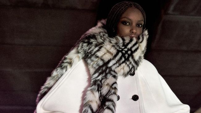 FKA Twigs dan Romeo Beckham di Kampanye Burberry